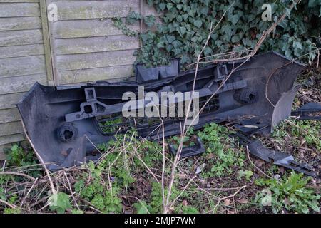 Harefield, Regno Unito. 27th gennaio 2023. Il paraurti anteriore di un'auto sconosciuta lasciata dal lato della strada in Moorhall Road presumibilmente dopo un incidente. Da questa settimana, Hillingdon Consiglio hanno messo in atto nuove regole di parcheggio su Moorhall Road dal HS2 ° composto che fermerà HS2 persone e altri parcheggi le loro auto sulla strada trafficata dal HS2 ° composto. Le limitazioni sperimentali per il parcheggio si applicano dalle 8am:6,30pm alle 18:00 dal lunedì al sabato. Invece, HS2 dipendenti e appaltatori Align sono ora parcheggiate nel parcheggio del pub River House e nel parcheggio ex ufficio di Widewater Place. Credito: Maureen MCL Foto Stock