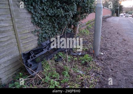 Harefield, Regno Unito. 27th gennaio 2023. Il paraurti anteriore di un'auto sconosciuta lasciata dal lato della strada in Moorhall Road presumibilmente dopo un incidente. Da questa settimana, Hillingdon Consiglio hanno messo in atto nuove regole di parcheggio su Moorhall Road dal HS2 ° composto che fermerà HS2 persone e altri parcheggi le loro auto sulla strada trafficata dal HS2 ° composto. Le limitazioni sperimentali per il parcheggio si applicano dalle 8am:6,30pm alle 18:00 dal lunedì al sabato. Invece, HS2 dipendenti e appaltatori Align sono ora parcheggiate nel parcheggio del pub River House e nel parcheggio ex ufficio di Widewater Place. Credito: Maureen MCL Foto Stock