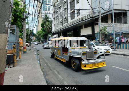 Filippine Manila - Jeepney vecchio colorato Foto Stock