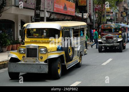 Filippine Manila - Jeepney vecchio colorato Foto Stock