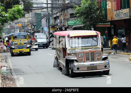 Filippine Manila - Jeepney vecchio colorato Foto Stock