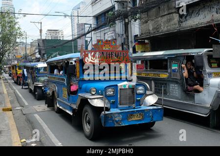 Filippine Manila - Jeepney vecchio colorato Foto Stock