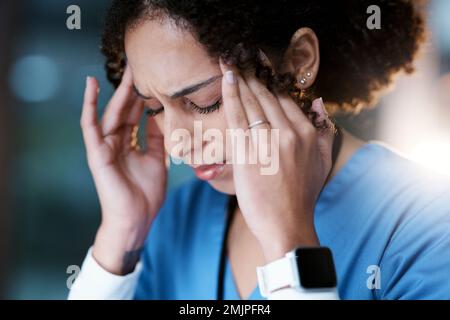 Notte, stress e mal di testa con il viso del medico per il pensiero medico e la revisione delle scadenze. Burnout, responsabilità e salute mentale con la donna nera Foto Stock