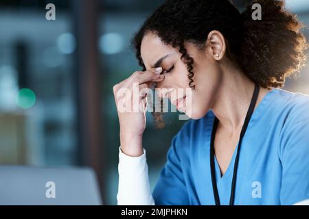 Notte, stress e mal di testa con il viso del medico per il pensiero medico e la revisione delle scadenze. Burnout, responsabilità e salute mentale con la donna nera Foto Stock