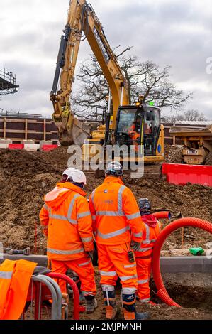 Harefield, Uxbridge, Regno Unito. 27th gennaio 2023. HS2 stanno chiudendo Harvil Road ad Harfield, Uxbridge per tre settimane da lunedì. Harvil Road è una strada trafficata ed è usata dalle ambulanze durante il tragitto per Harefield Hospital. HS2 stanno costruendo una nuova strada di riallineamento (nella foto) che prenderà il traffico attraverso la ferrovia di Chiltern esistente. Credit: Maureen McLean/Alamy Live News Foto Stock