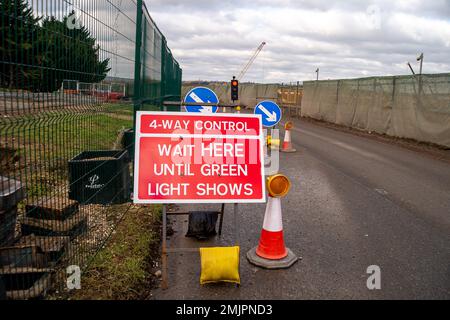 Harefield, Uxbridge, Regno Unito. 27th gennaio 2023. HS2 stanno chiudendo Harvil Road ad Harfield, Uxbridge per tre settimane da lunedì. Harvil Road (nella foto) è una strada trafficata ed è utilizzata dalle ambulanze lungo il tragitto per Harefield Hospital. HS2 stanno costruendo una nuova strada di riallineamento che prenderà il traffico attraverso l'attuale Chiltern Railway. Credit: Maureen McLean/Alamy Live News Foto Stock