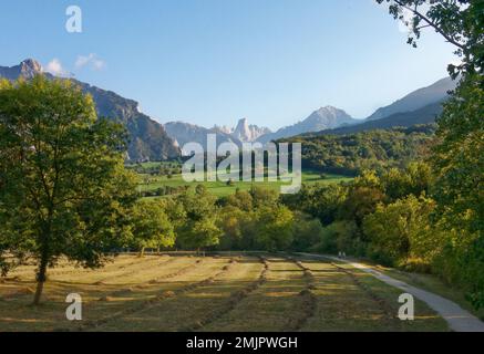 Le Asturie e la Cantabria sono famose per le loro spiagge, ma la magia è nelle montagne del Picos de Europa Foto Stock