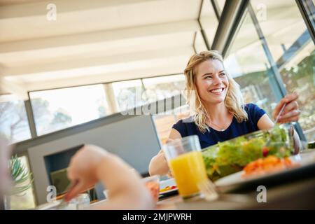 Il meglio è condividere un pasto con i propri cari. una famiglia che si gode un pasto insieme a casa. Foto Stock