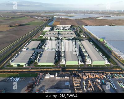 Middenmeer, 8th dicembre 2023, Paesi Bassi. Data center cloud Microsoft Agriport in Hollands Kroon. Vista aerea del drone. Foto Stock