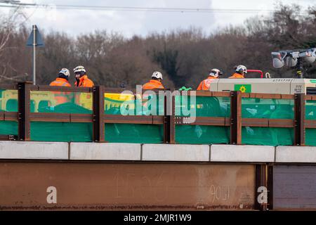 Harefield, Uxbridge, Regno Unito. 27th gennaio 2023. HS2 lavori di costruzione di treni ad alta velocità per il viadotto di palancole, installazione di cofferdams e costruzione di jetty hanno avuto luogo attraverso il lago Harefield n. 2. È in corso l'impilamento rotativo per i moli di terra e di lago. Il famoso centro di attività all'aperto Hillingdon per la vela e la nautica sul lago è stato chiuso definitivamente per il HS2. Oggi è stato ampiamente riportato dalla stampa che c'è la possibilità che HS2 possa terminare a Londra Ovest e non a Euston a causa dei costi, tuttavia, il Cancelliere Jeremy Hunt ha negato questo e ha detto 'che egli c Foto Stock