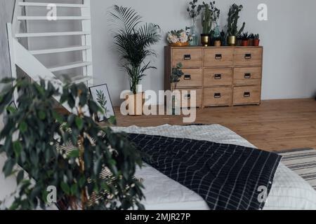 Cassettiera bianca in una bella camera da letto. Design degli interni Foto  stock - Alamy