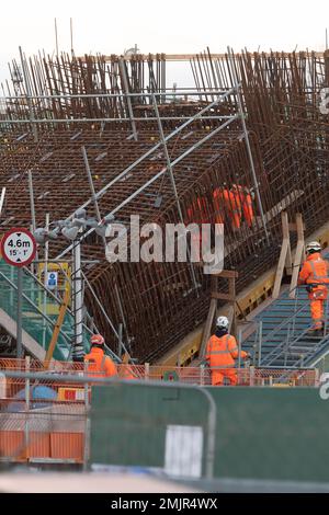 Harefield, Regno Unito. 27th gennaio 2023. HS2 sono in corso lavori di costruzione della ferrovia ad alta velocità per il molo 30 del Viadotto della Colne Valley attraverso il lago Broadwater ad Harefield. Il lago è uno speciale Scientifico di interesse e un importante habitat naturale. Il lago Broadwater è stato chiuso al pubblico a causa del HS2. Oggi è stato ampiamente riferito dalla stampa che esiste la possibilità che HS2 possa terminare a Londra occidentale e non a Euston a causa dei costi, Tuttavia, il Cancelliere Jeremy Hunt ha negato questo e ha detto "che non poteva vedere alcuna circostanza concepibile in cui HS2 non sarebbe cessato nel centro di Londra”. C Foto Stock