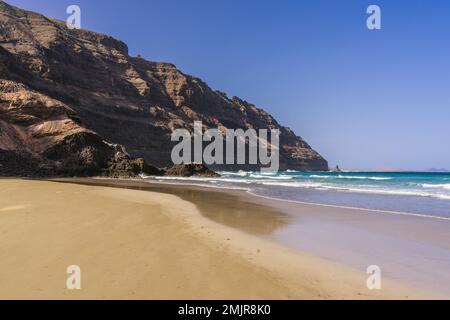 La spiaggia di Orzola, Lanzarote vicino alle scogliere della Punta Fariones. Foto Stock