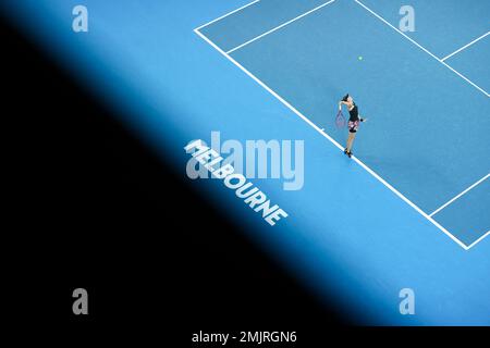 Melbourne, Australia. 28th Jan, 2023. Elena Rybakina del Kazakhstan serve durante la finale femminile contro Aryna Sabalenka della Bielorussia all'Australian Open di Melbourne Park, a Melbourne, Australia, il 28 gennaio 2023. Credit: Bai Xuefei/Xinhua/Alamy Live News Foto Stock