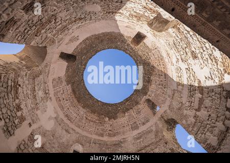 Guardando verso l'alto nel vestibolo adiacente alle cantine del palazzo di Diocleziano a Spalato Foto Stock