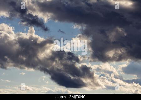 Nuvole di pioggia drammatiche con cielo blu sullo sfondo Foto Stock