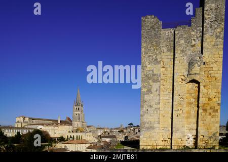 Panorama paesaggio vista della torre di roy e Chiesa in Saint-Emilion villaggio panoramico a Bordeaux francia Foto Stock