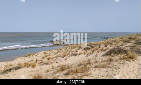 Spiaggia naturale dune di sabbia con acqua di mare a Soulac-sur-Mer in francia Foto Stock