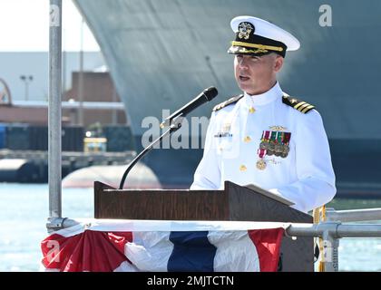 220901-N-JO245-1191 NORFOLK, VIRGINIA (1 settembre 2022) – CMdR. Sean Flanagan, ufficiale comandante del sottomarino ad attacco rapido di classe Los Angeles USS Pasadena (SSN 752), consegna le sue osservazioni durante una cerimonia di cambio di comando a bordo del sottomarino, ormeggiato al molo della Naval Station Norfolk, 1 settembre 2022. CMdR. Joshua Peters alleviò il CMdR. Sean Flanagan come comandante di Pasadena durante una cerimonia presso la Naval Station Norfolk, settembre 1st. Foto Stock