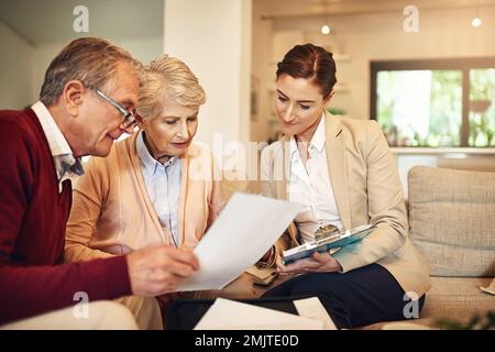 Pianifica la tua vecchiaia per una navigazione fluida. una coppia anziana che ottiene il consiglio dal loro consulente finanziario. Foto Stock