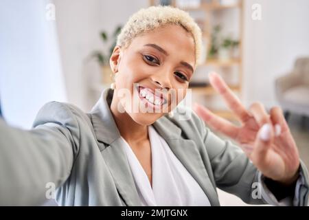 Selfie, ritratto e donna d'affari con mani pacifista, sorriso ed emoji per l'immagine del profilo dei social media. Lavoratore felice, v segno e scattare foto su video Foto Stock