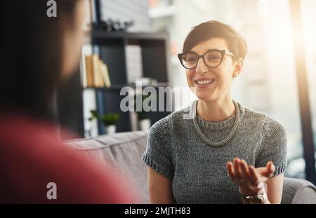 Lasciate che la vostra voce sia positiva di incoraggiamento. donne d'affari che hanno una conversazione in ufficio. Foto Stock