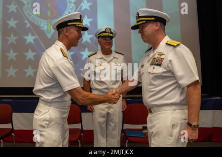 ADM posteriore. Jeffrey Anderson, comandante, Carrier Strike Group (CSG) 3 e ADM posteriore. Kevin Lenox stringe le mani durante una cerimonia di cambio di comando tenuta sulla base navale Kitsap-Bremerton 1 settembre 2022. Anderson è stato comandante del CSG-3 da luglio 2021 a settembre 2022, e riferirà al comando statunitense Indo-Pacific come direttore delle operazioni per il suo prossimo incarico. Foto Stock