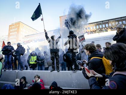 L'AIA - Gruppo d'azione sul clima la ribellione delle estirpazioni sta bloccando il A12 tra il Ministero dell'Economia e del clima e la Camera temporanea dei rappresentanti. Gli attivisti del clima del gruppo d'azione sono stati precedentemente arrestati per sospetto di sedizione. ANP EVA PLEVIER olanda fuori - belgio fuori Foto Stock