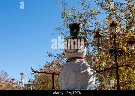 Pupazzo di neve gigante in un parco a Granada (Spagna) Foto Stock