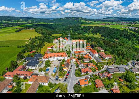 Il piccolo villaggio di Rottenbuch in alta Baviera con il suo monastero dall'alto Foto Stock