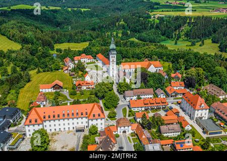 Il piccolo villaggio di Rottenbuch in alta Baviera con il suo monastero dall'alto Foto Stock