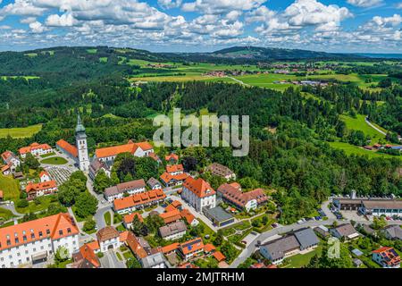 Il piccolo villaggio di Rottenbuch in alta Baviera con il suo monastero dall'alto Foto Stock