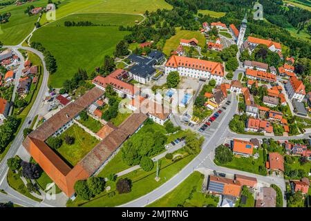 Il piccolo villaggio di Rottenbuch in alta Baviera con il suo monastero dall'alto Foto Stock