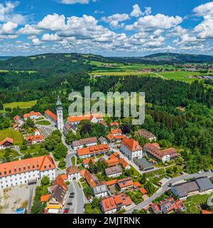 Il piccolo villaggio di Rottenbuch in alta Baviera con il suo monastero dall'alto Foto Stock