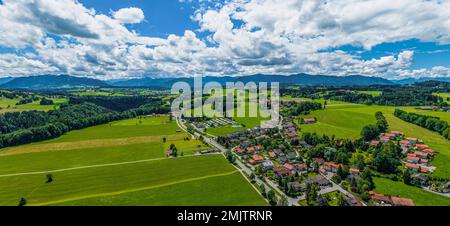 Il piccolo villaggio di Rottenbuch in alta Baviera con il suo monastero dall'alto Foto Stock