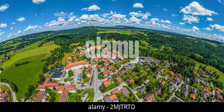 Il piccolo villaggio di Rottenbuch in alta Baviera con il suo monastero dall'alto Foto Stock