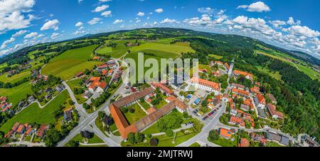 Il piccolo villaggio di Rottenbuch in alta Baviera con il suo monastero dall'alto Foto Stock