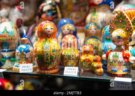 Bambole Matryoshka in mostra presso un negozio di souvenir a Praga, Repubblica Ceca Foto Stock