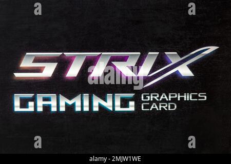 Kiev, Ucraina - 27 gennaio 2022: Scatola di scheda grafica video con iscrizione ASUS ROG Strix Gaming. Confezione RTX 4060, 4070, 4080, 4090 ti con logo Foto Stock