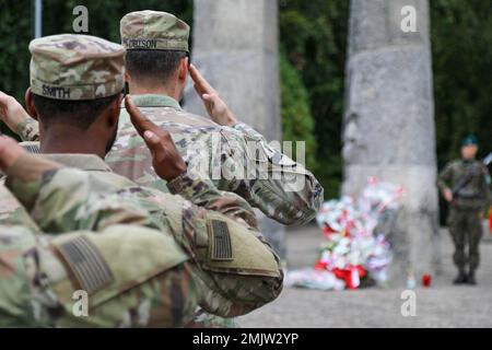I soldati assegnati al 1-12 Reggimento di cavalleria, 3rd Armored Brigade Combat Team, 1st Cavalry Division parteciparono ad una cerimonia di deposizione delle ghirlande commemorative della seconda guerra mondiale al cimitero municipale di Drawsko Pomorskie a Drawsko Pomorskie, Polonia 1 settembre 2022. La partecipazione a eventi come questi promuovono la partnership tra le forze statunitensi e polacche e la popolazione civile. 1st Cavalry Division,3ABCT,GRAYWOLF,Polonia,cerimonia,partnership, Foto Stock