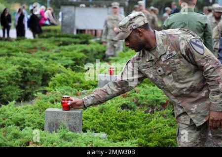 I soldati assegnati al 1-12 Reggimento di cavalleria, 3rd Armored Brigade Combat Team, 1st Cavalry Division parteciparono ad una cerimonia di deposizione delle ghirlande commemorative della seconda guerra mondiale al cimitero municipale di Drawsko Pomorskie a Drawsko Pomorskie, Polonia 1 settembre 2022. La partecipazione a eventi come questi promuovono la partnership tra le forze statunitensi e polacche e la popolazione civile. 1st Cavalry Division,3ABCT,GRAYWOLF,Polonia,cerimonia,partnership, Foto Stock