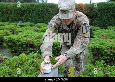 I soldati assegnati al 1-12 Reggimento di cavalleria, 3rd Armored Brigade Combat Team, 1st Cavalry Division parteciparono ad una cerimonia di deposizione delle ghirlande commemorative della seconda guerra mondiale al cimitero municipale di Drawsko Pomorskie a Drawsko Pomorskie, Polonia 1 settembre 2022. La partecipazione a eventi come questi promuovono la partnership tra le forze statunitensi e polacche e la popolazione civile. 1st Cavalry Division,3ABCT,GRAYWOLF,Polonia,cerimonia,partnership, Foto Stock