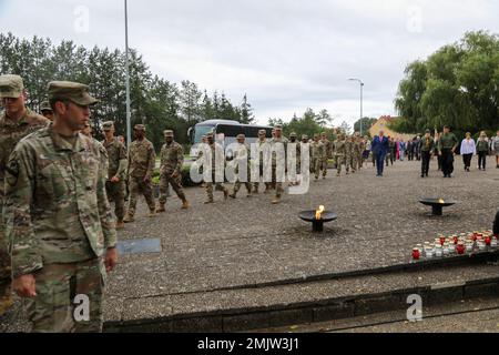 I soldati assegnati al 1-12 Reggimento di cavalleria, 3rd Armored Brigade Combat Team, 1st Cavalry Division parteciparono ad una cerimonia di deposizione delle ghirlande commemorative della seconda guerra mondiale al cimitero municipale di Drawsko Pomorskie a Drawsko Pomorskie, Polonia 1 settembre 2022. La partecipazione a eventi come questi promuovono la partnership tra le forze statunitensi e polacche e la popolazione civile. 1st Cavalry Division,3ABCT,GRAYWOLF,Polonia,cerimonia,partnership, Foto Stock