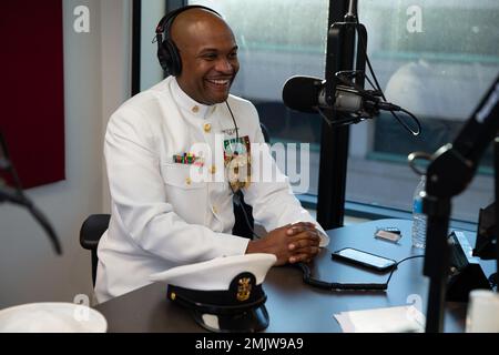 Andy Rent intervista il Master Chief Hospital Corpsman Phillip Jean-Gilles, di Miami, USS Gerald R. Ford's (CVN 78) assistente esecutivo del comandante capo della nave, durante il programma radiofonico River a Grand Rapids, Michigan, come parte di una visita del namesake, il 1 settembre 2022. Dodici marinai Ford si sono recati nel Michigan per la visita annuale della nave con il nome per conoscere l'eredità del presidente Gerald R. Ford e connettersi con i membri della comunità locale di Grand Rapids, Ann Arbor e Albion, Michigan. Foto Stock