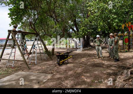 HONIARA, Isole Salomone (settembre Hank Kim, Pacific Partnership 2022 (1 PP22) comandante di missione, destra, visite con il Battaglione di costruzione anfibio uno Seabee per discutere i progressi del sito di restauro a Rove Park nel 2022 PP22. Ora nel suo 17th° anno, Pacific Partnership è la più grande missione multinazionale annuale di assistenza umanitaria e di preparazione alle catastrofi condotta nell'Indo-Pacifico. Pacific Partnership è una missione unificante che promuove amicizie e cooperazione durature tra molte nazioni. La missione dell’anno nelle Isole Salomone comprenderà i partecipanti Foto Stock