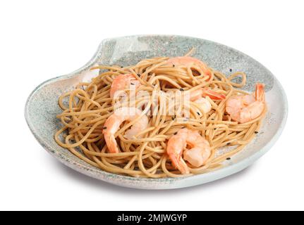 Piatto di gustose tagliatelle di grano saraceno con gamberetti su fondo bianco Foto Stock