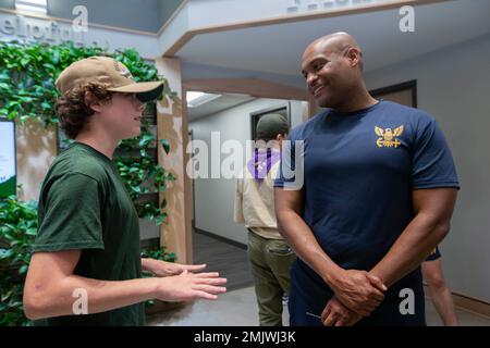 Il capo dell'ospedale principale Phillip Jean-Gilles, da Miami, USS Gerald R. Ford's (CVN 78), assistente esecutivo del capo del comandante, parla con un membro della locale truppa Boy Scouts of America, al DeVos Family Center for Scouting, Adventure Point a Grand Rapids, Michigan, Come parte di una visita del namesake, 1 settembre 2022. Dodici marinai Ford si sono recati nel Michigan per la visita annuale della nave con il nome, per conoscere l'eredità dell'ex presidente Gerald R. Ford e connettersi con i membri della comunità locale di Grand Rapids, Ann Arbor e Albion, Michigan. Foto Stock