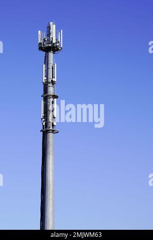 torre per antenna relè telefono operatore mobile su sfondo blu cielo Foto Stock