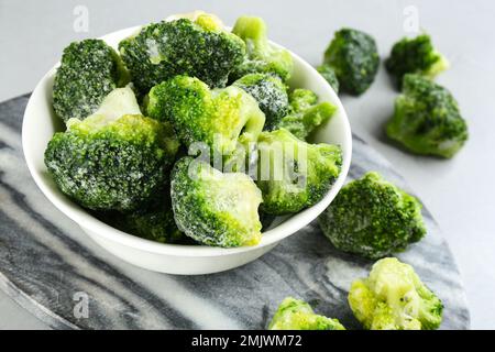 Fiori di broccoli congelati su tavola, primo piano. Conservazione vegetale Foto Stock