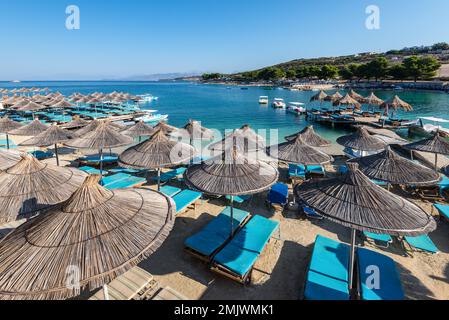 Ksamil, Albania - 14 settembre 2021: Ombrelli in fila sulla spiaggia vuota di Poda a Ksamil, Albania. Background concettuale per le vacanze. Foto Stock